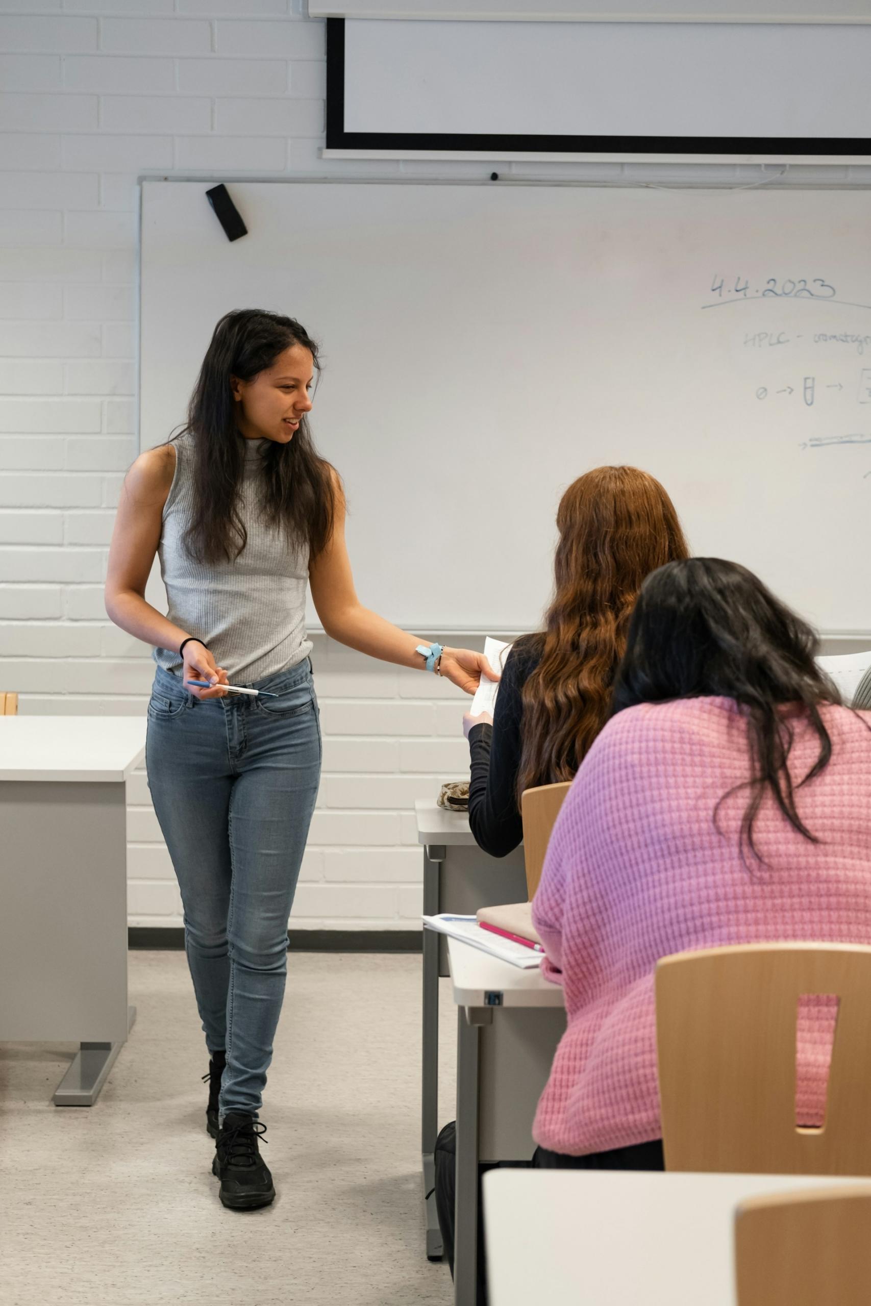 Profesora dando clase