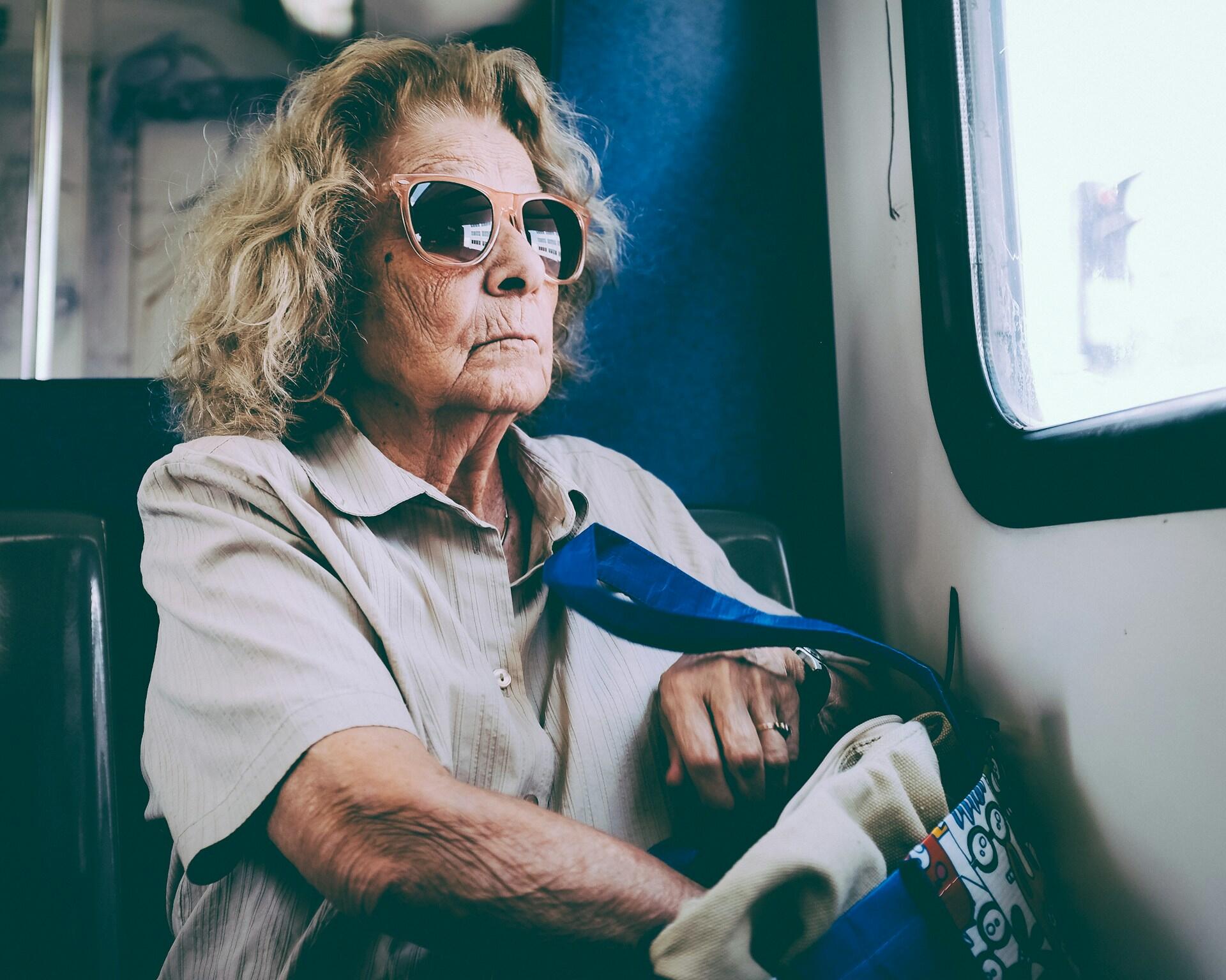 Señora en el tren