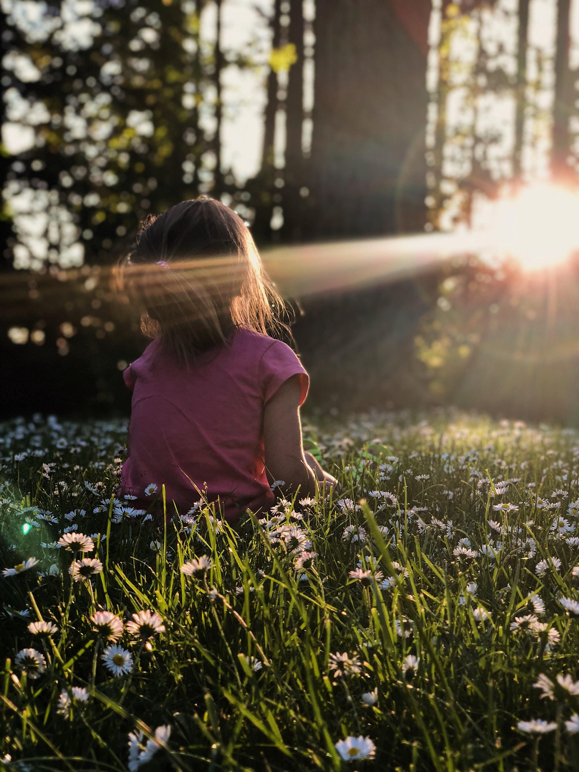 niña practicando ejercicio de mindfulness en el bosque