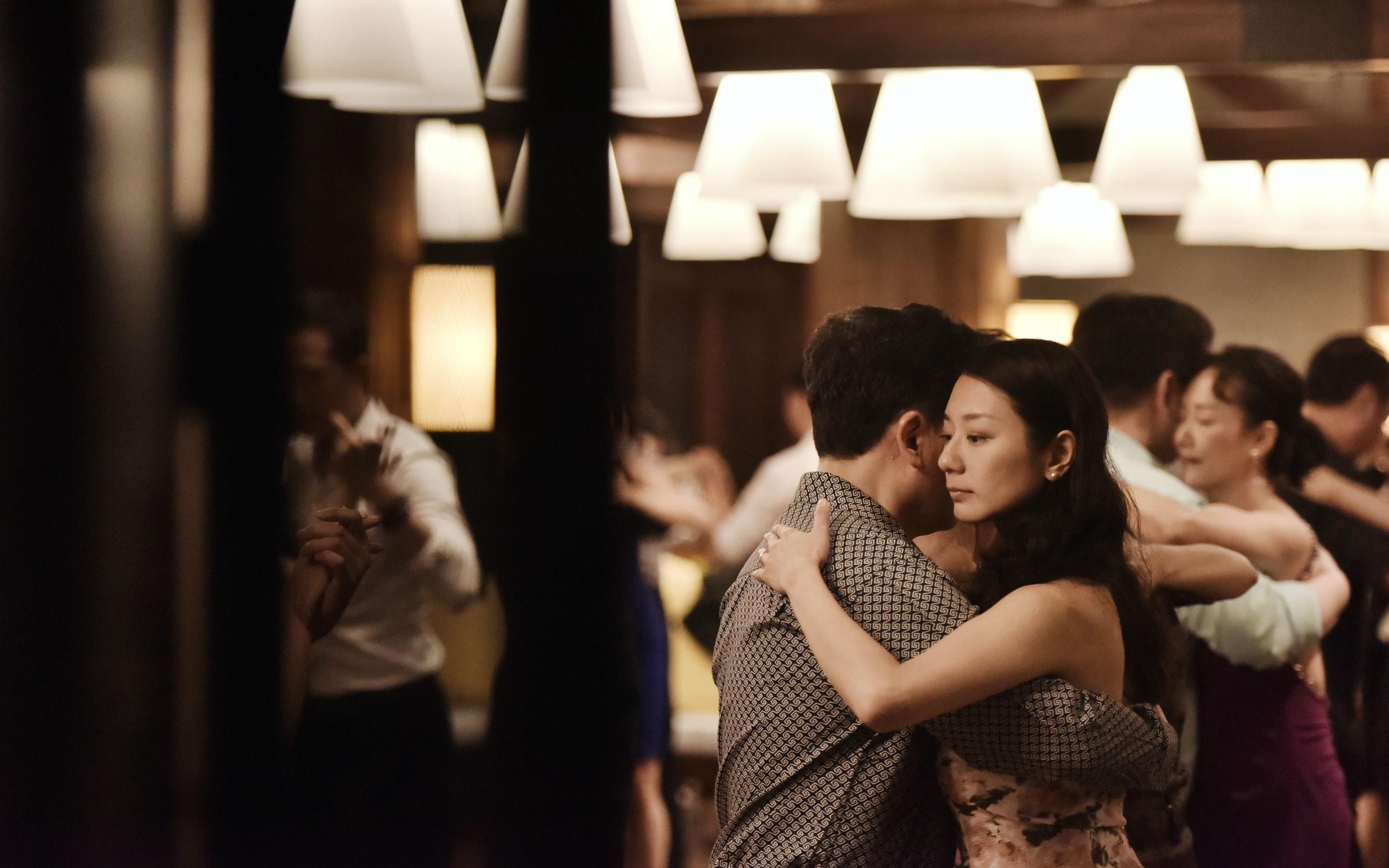 pareja aprende a bailar tango