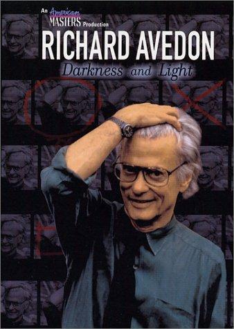 Portada de «Richard Avedon: Darkness and Light». Un hombre con camisa azul se toca la cabeza, sonriendo. Al fondo se ven varias de sus fotografías en blanco y negro.