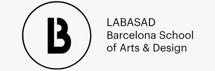 Logotipo de LABASAD, Escuela de Arte y Diseño de Barcelona, en el que aparece una letra «B» negra estilizada dentro de un círculo negro, junto al nombre de la escuela en letra negra.