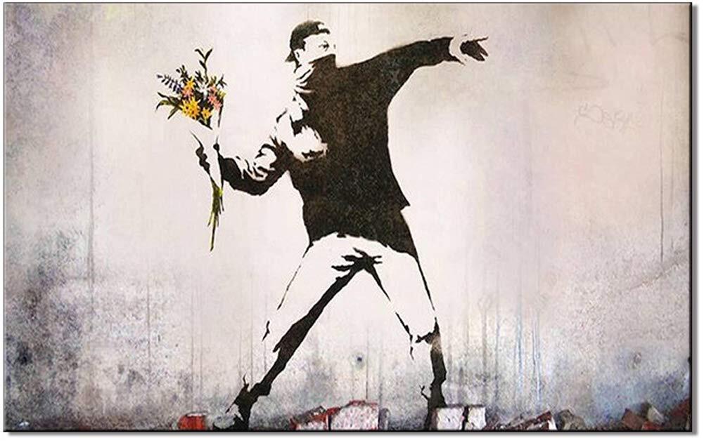 Una plantilla artística representa una figura enmascarada en posición de lanzamiento, sosteniendo un ramo de flores. La escena transmite una yuxtaposición de tensión y paz sobre una pared desgastada.