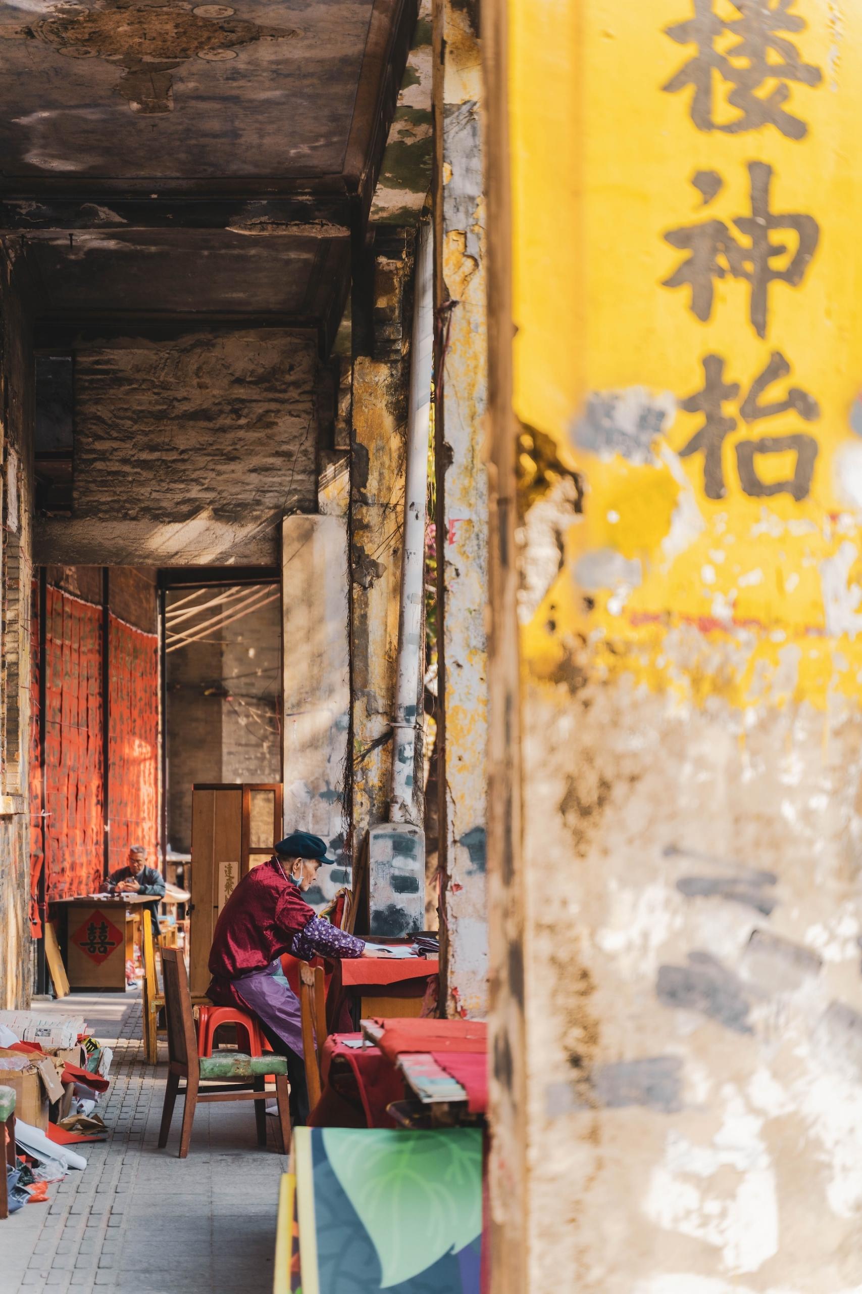 Anciano trabajando la cerámica