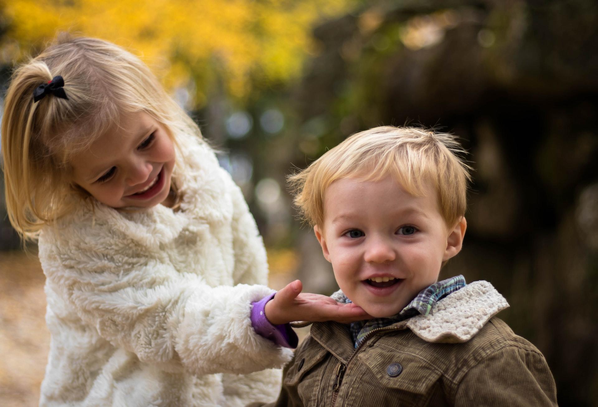 Dos niños rubios.