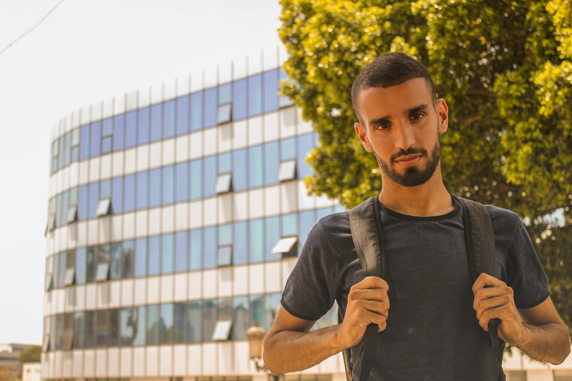 Estudiante con mochila.