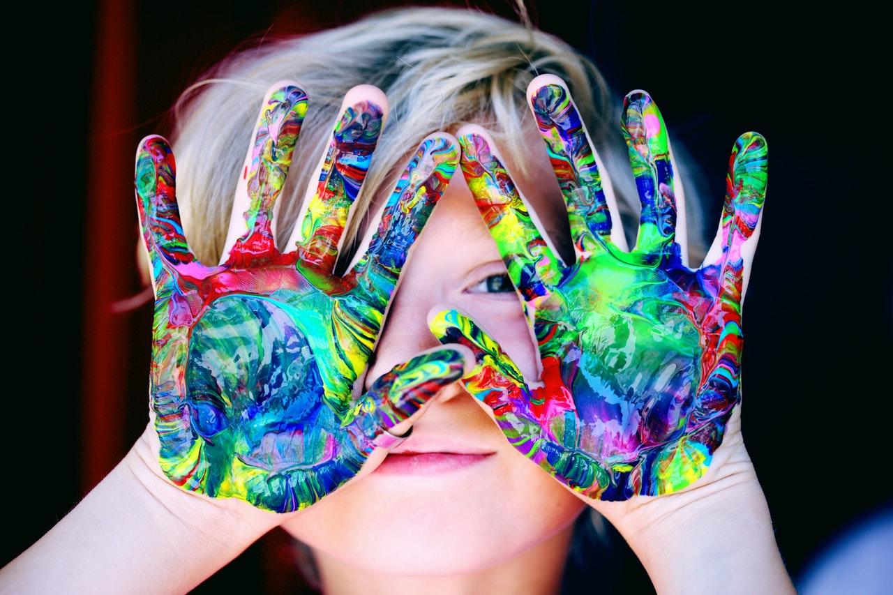 Niño con las manos pintadas.