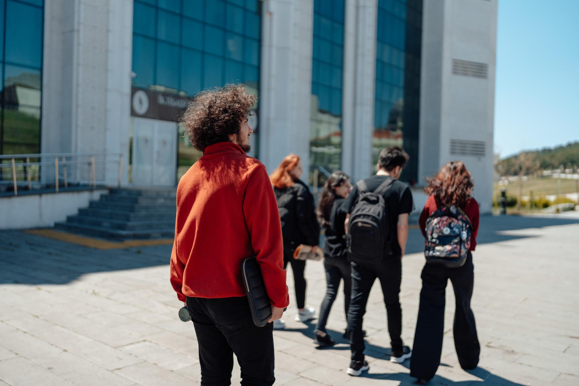 Universitarios en el campus.