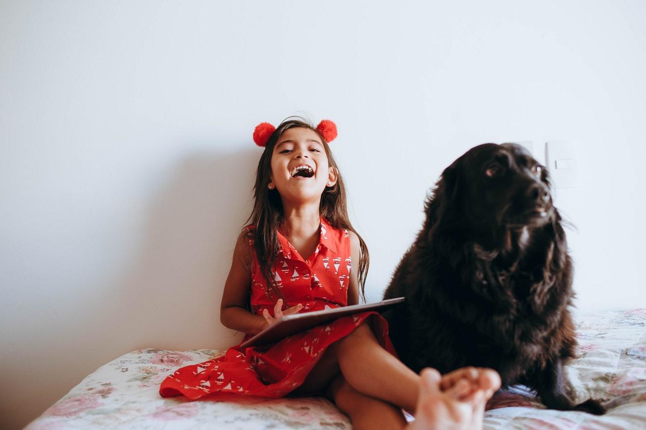 Una niña y un perro.