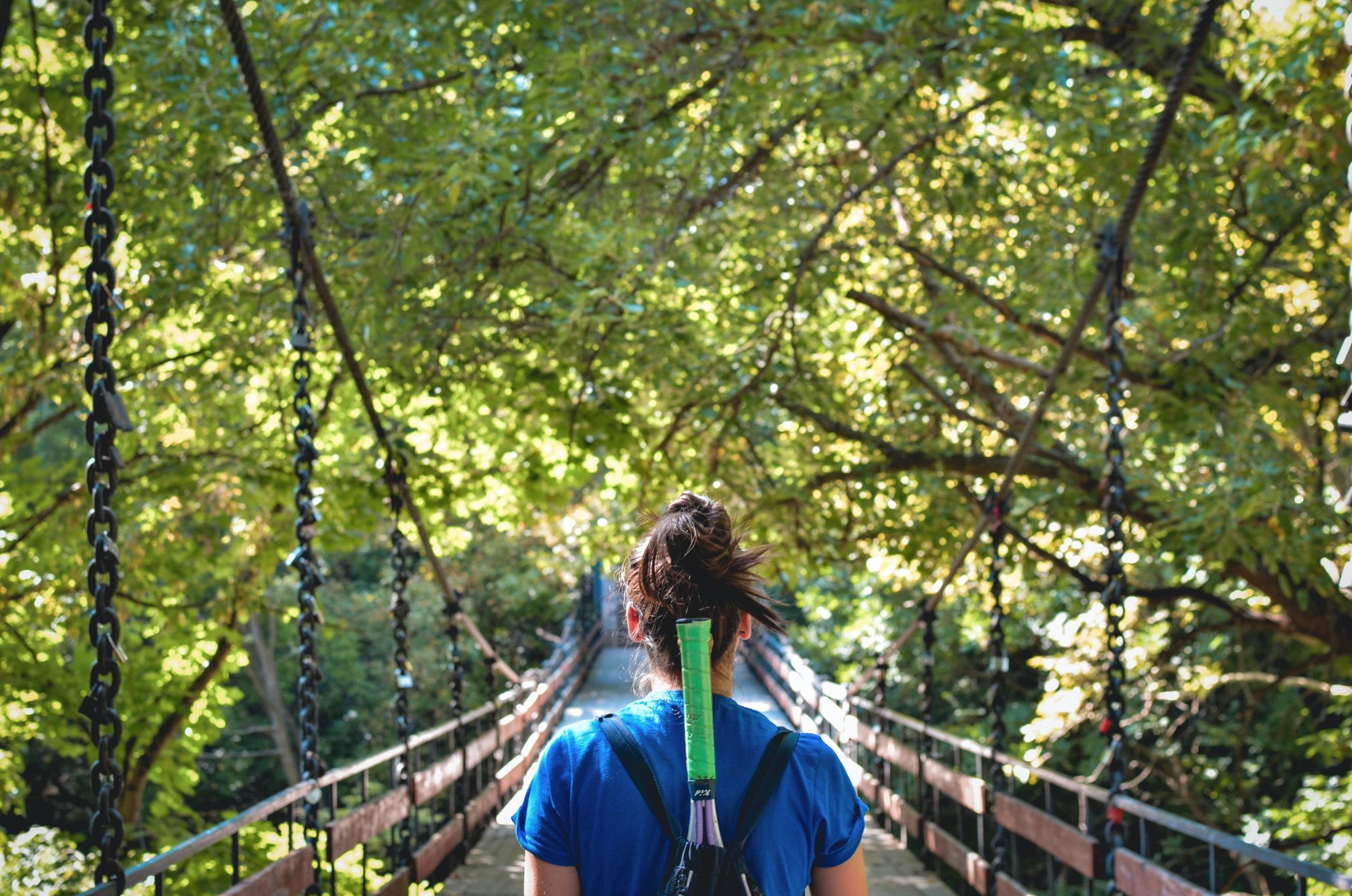 joven con raqueta de tenis