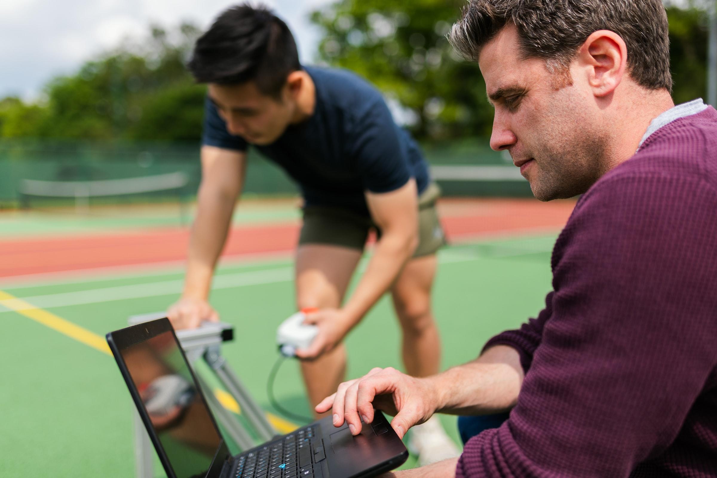Hombre buscando clases de tenis online.
