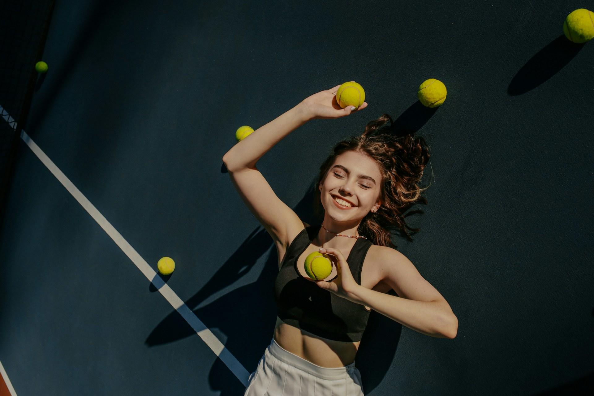 Chica deportista sonriente.