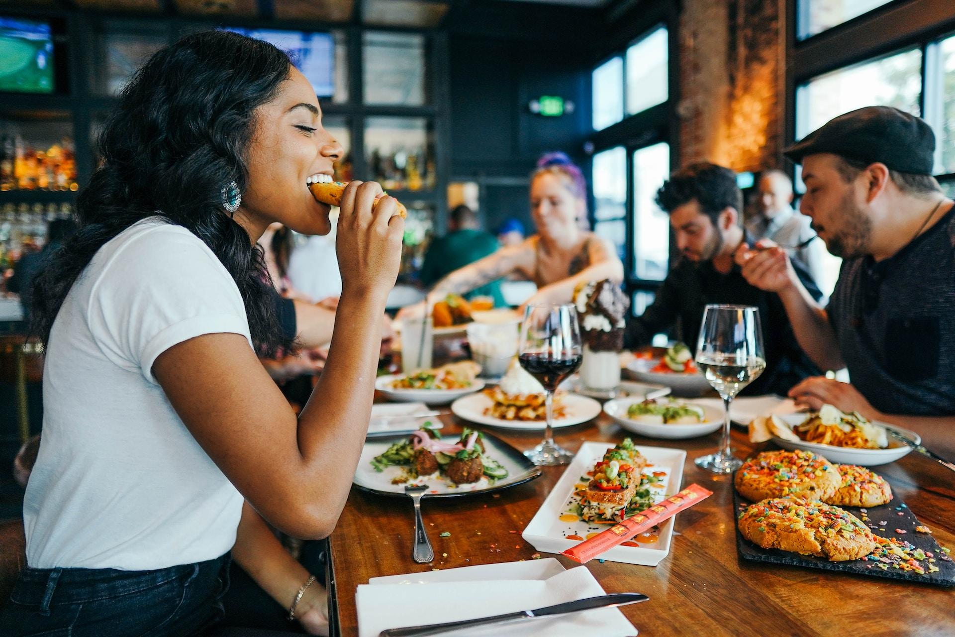 Grupo de personas comiendo.