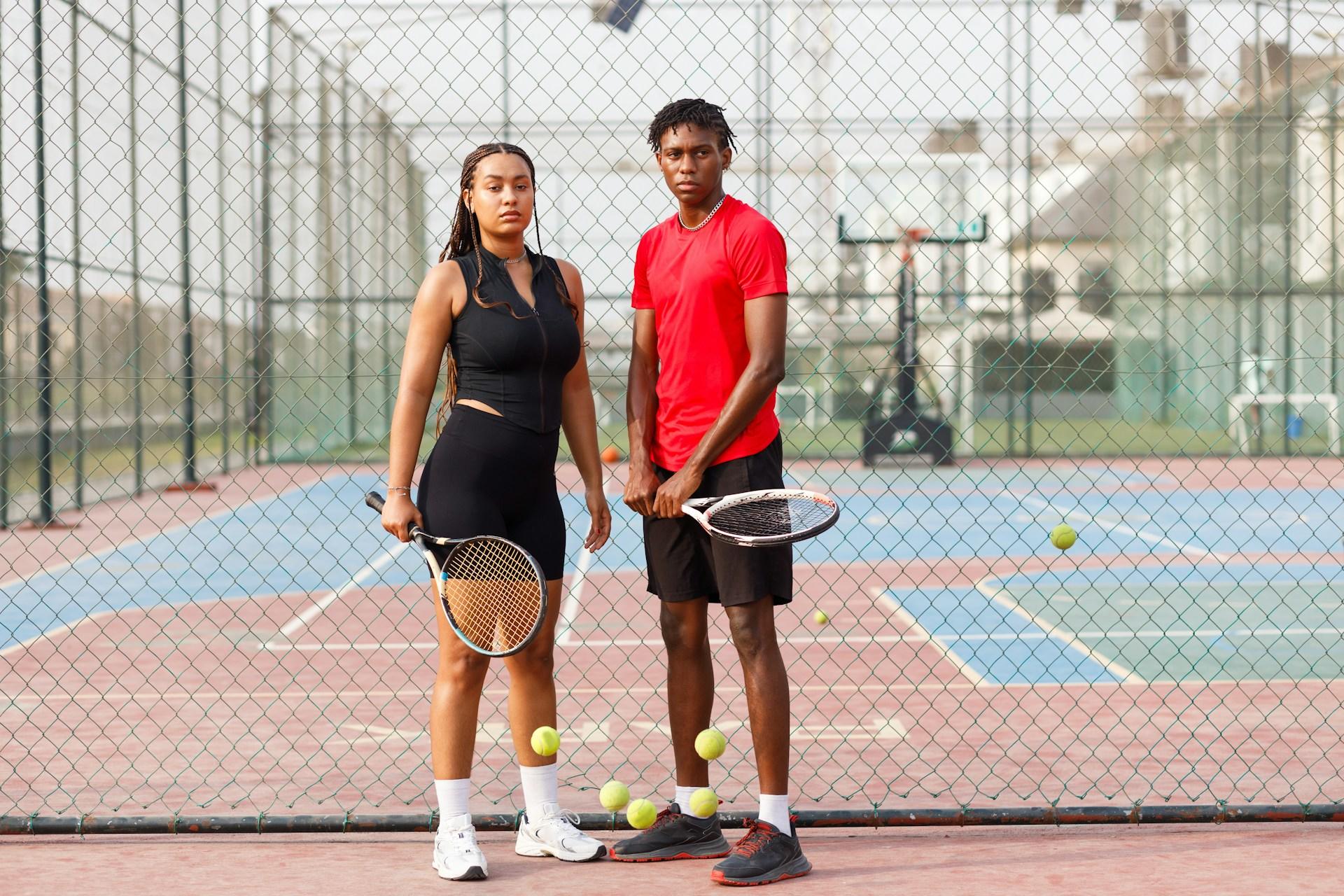 Dos personas en las pistas de tenis.