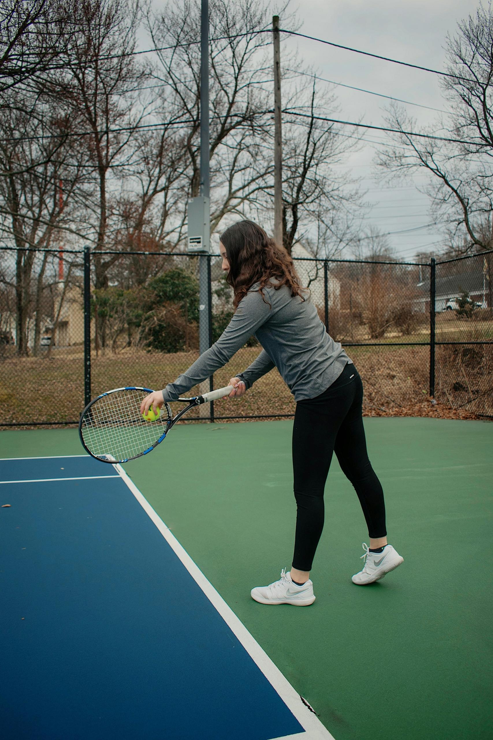 Chica jugando al tenis.