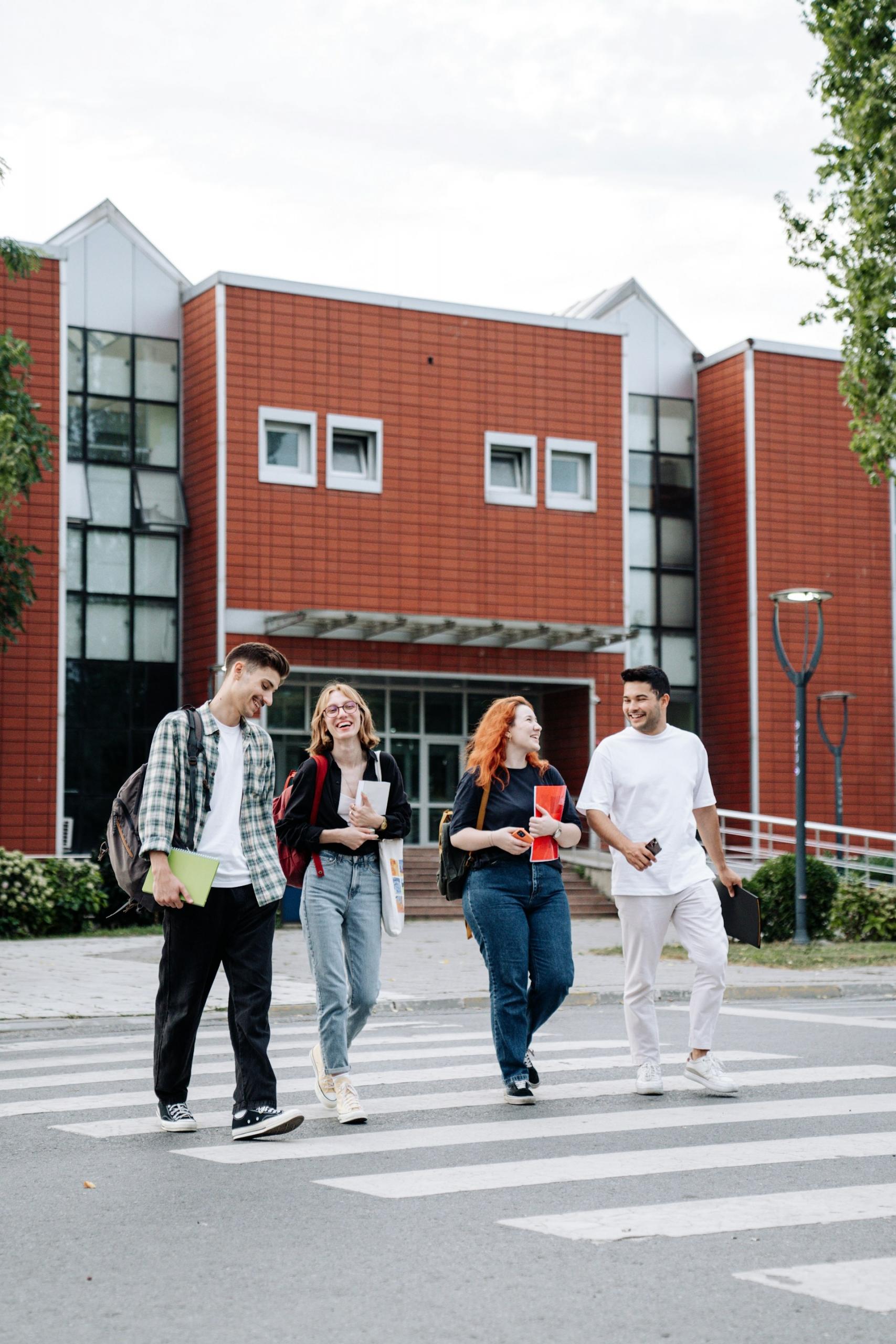 Estudiantes saliendo del instituto