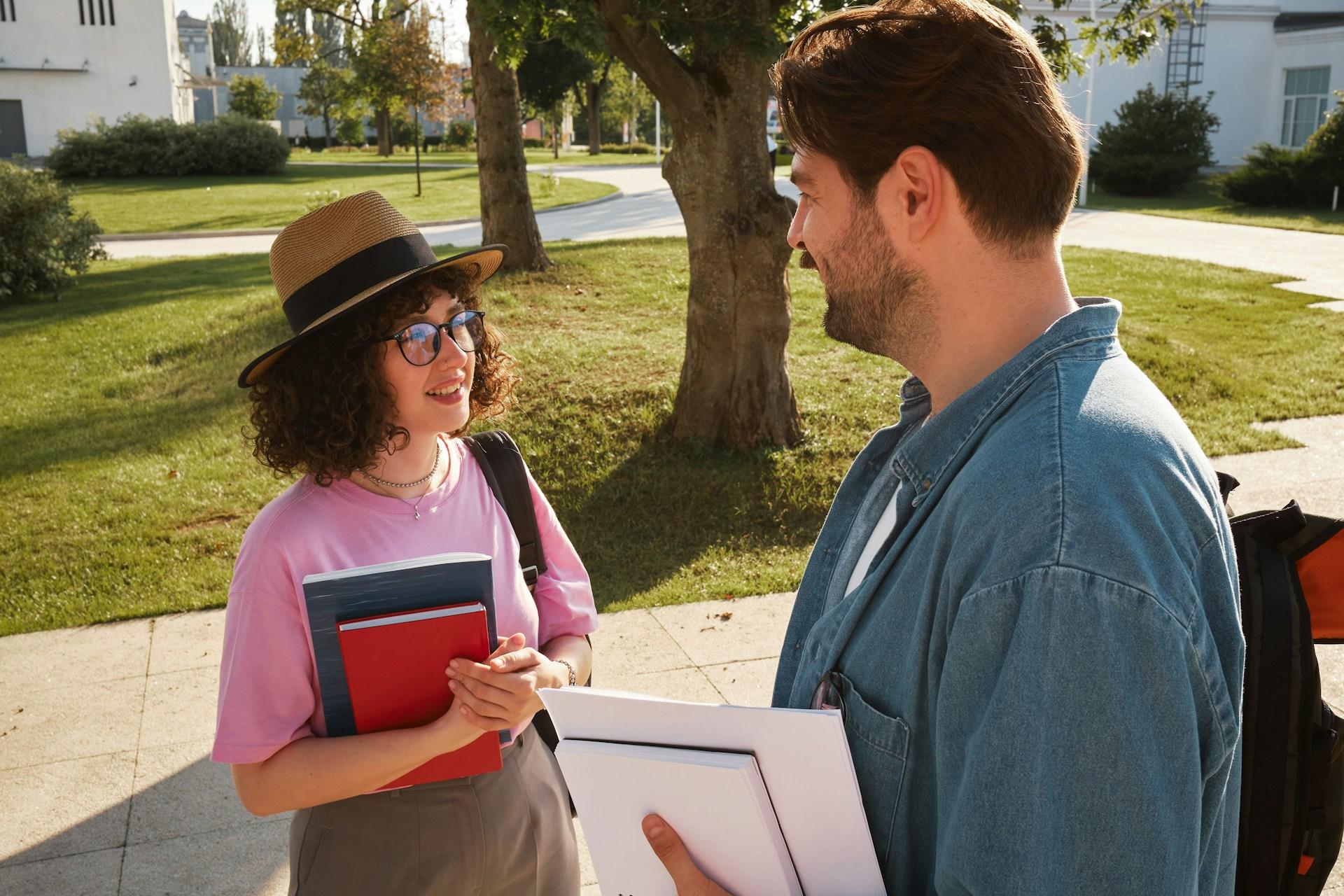 Dos jóvenes hablando.