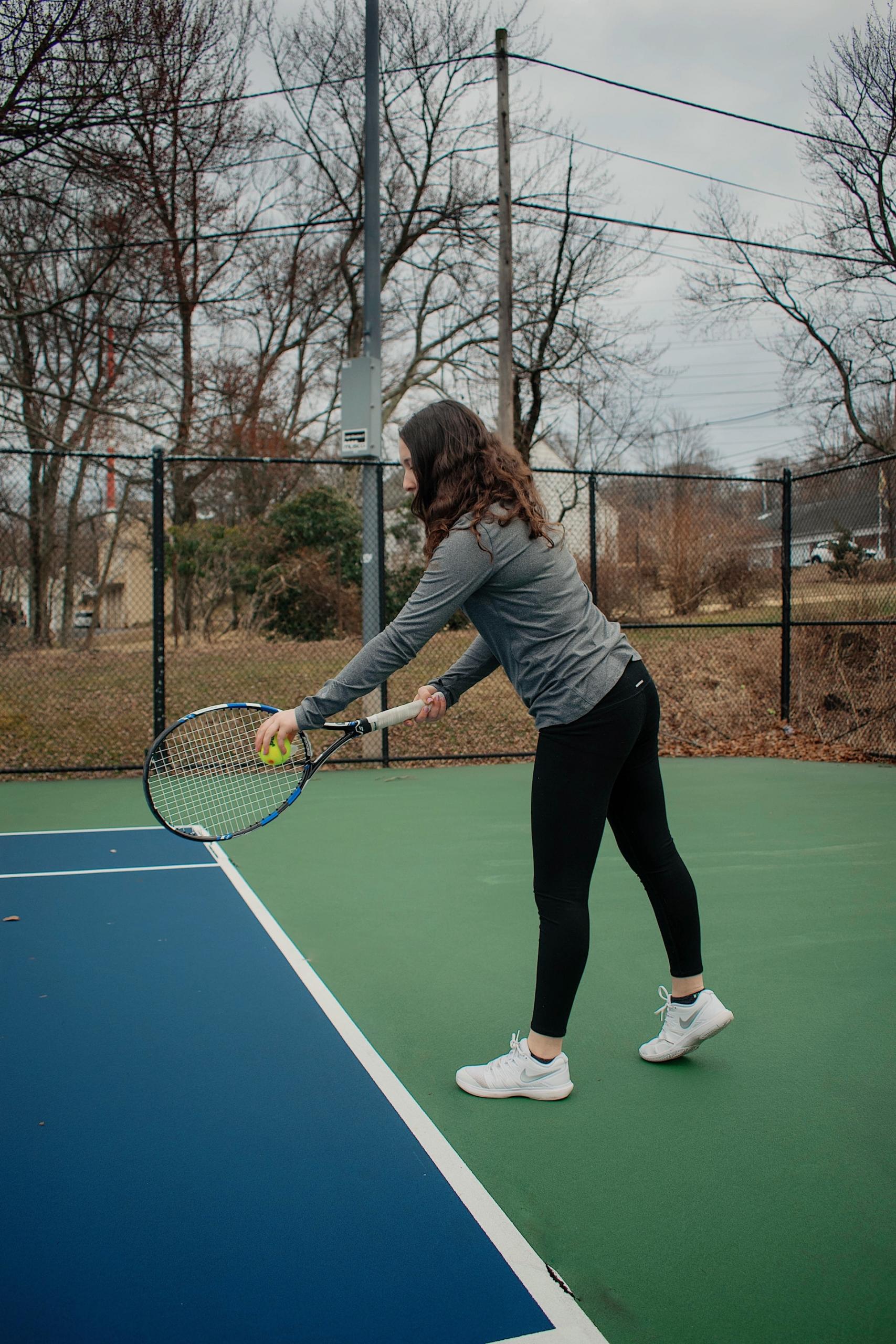 Chica jugando al tenis.