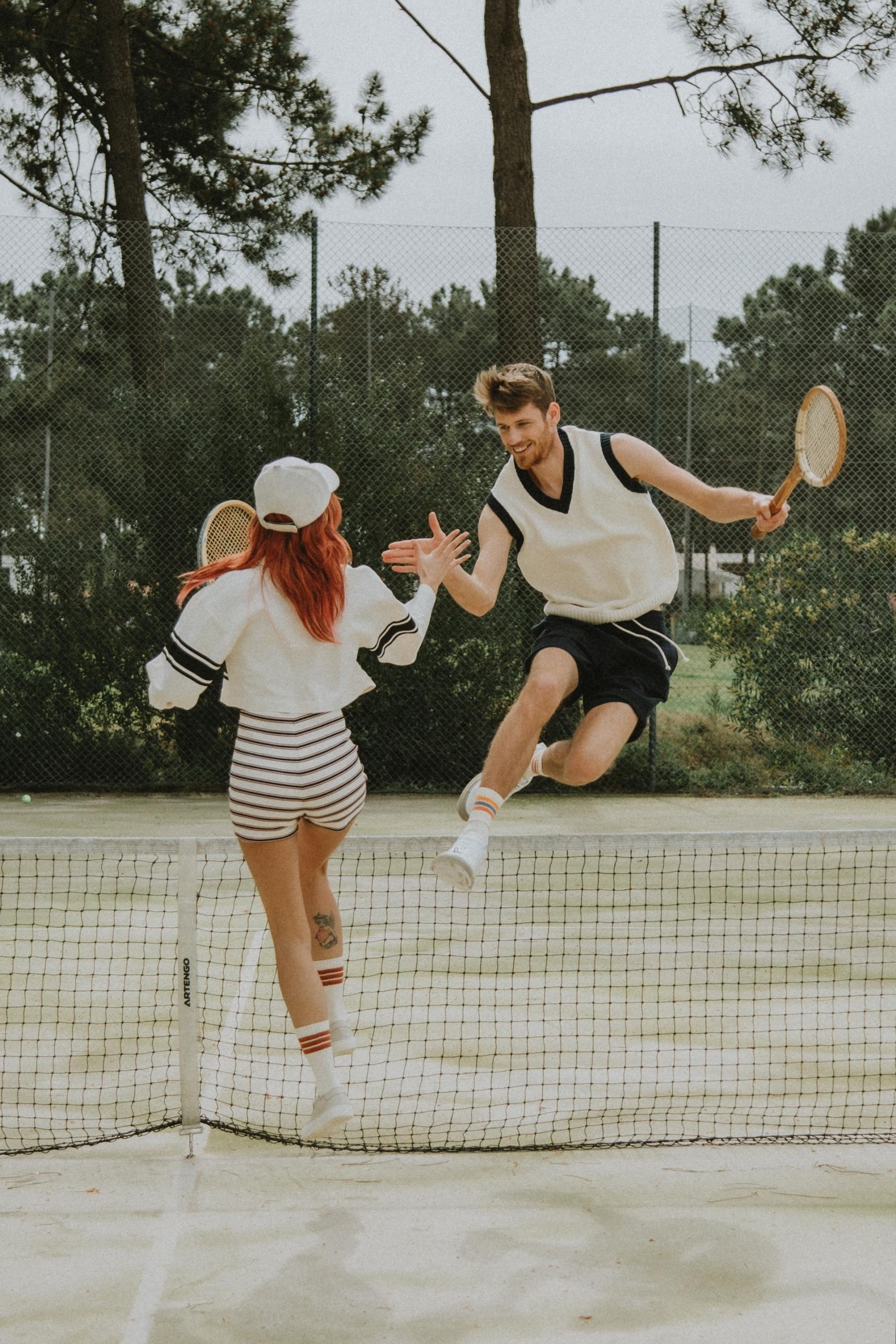 Personas jugando al tenis alegremente.