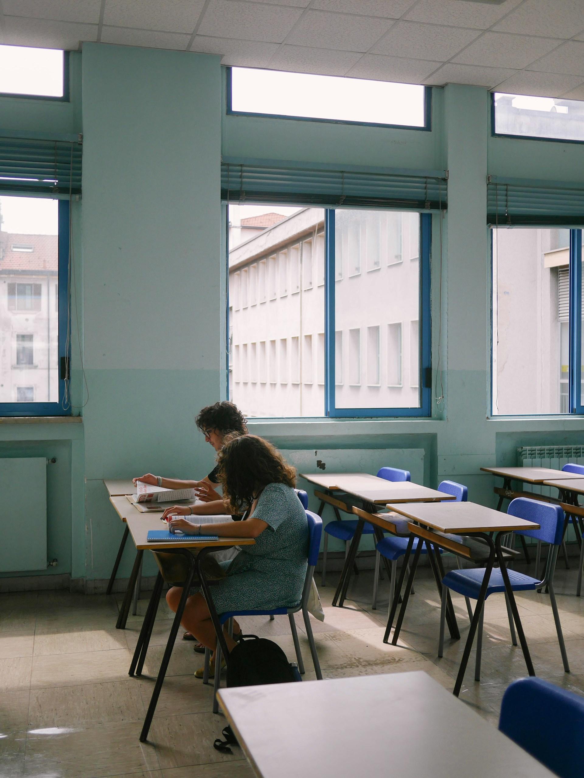 Alumnos haciendo un examen