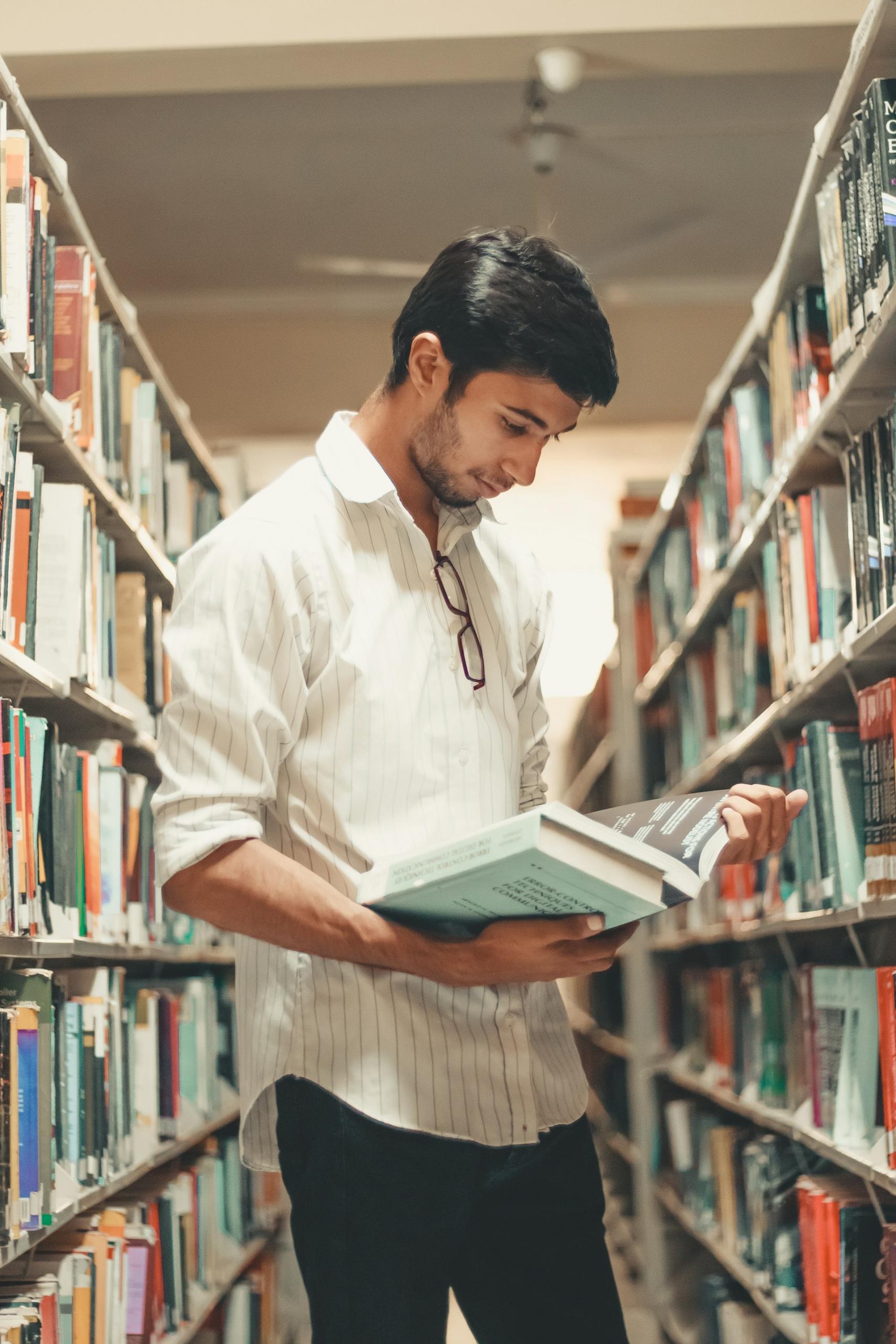 Chico en la biblioteca