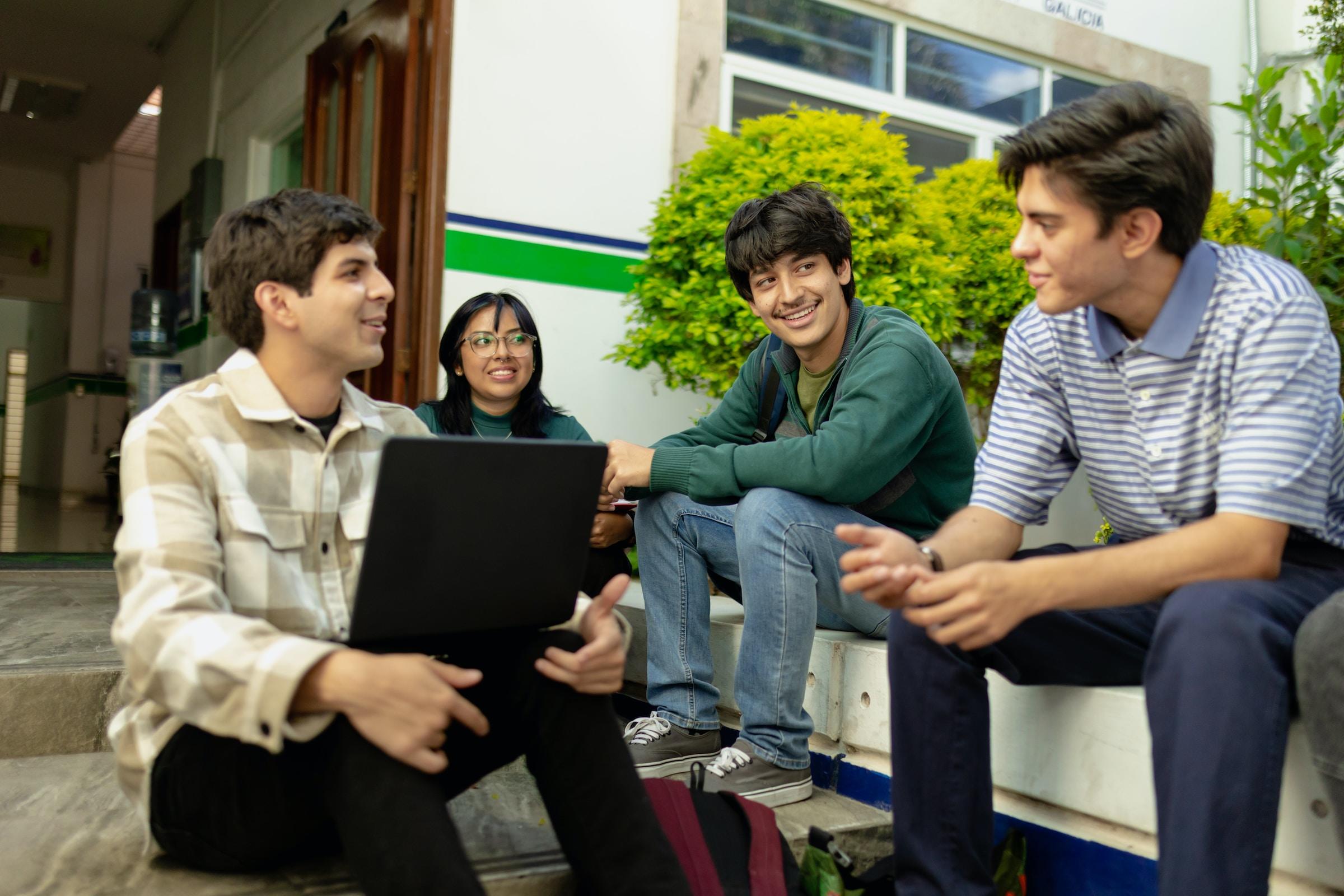 Estudiantes charlando.