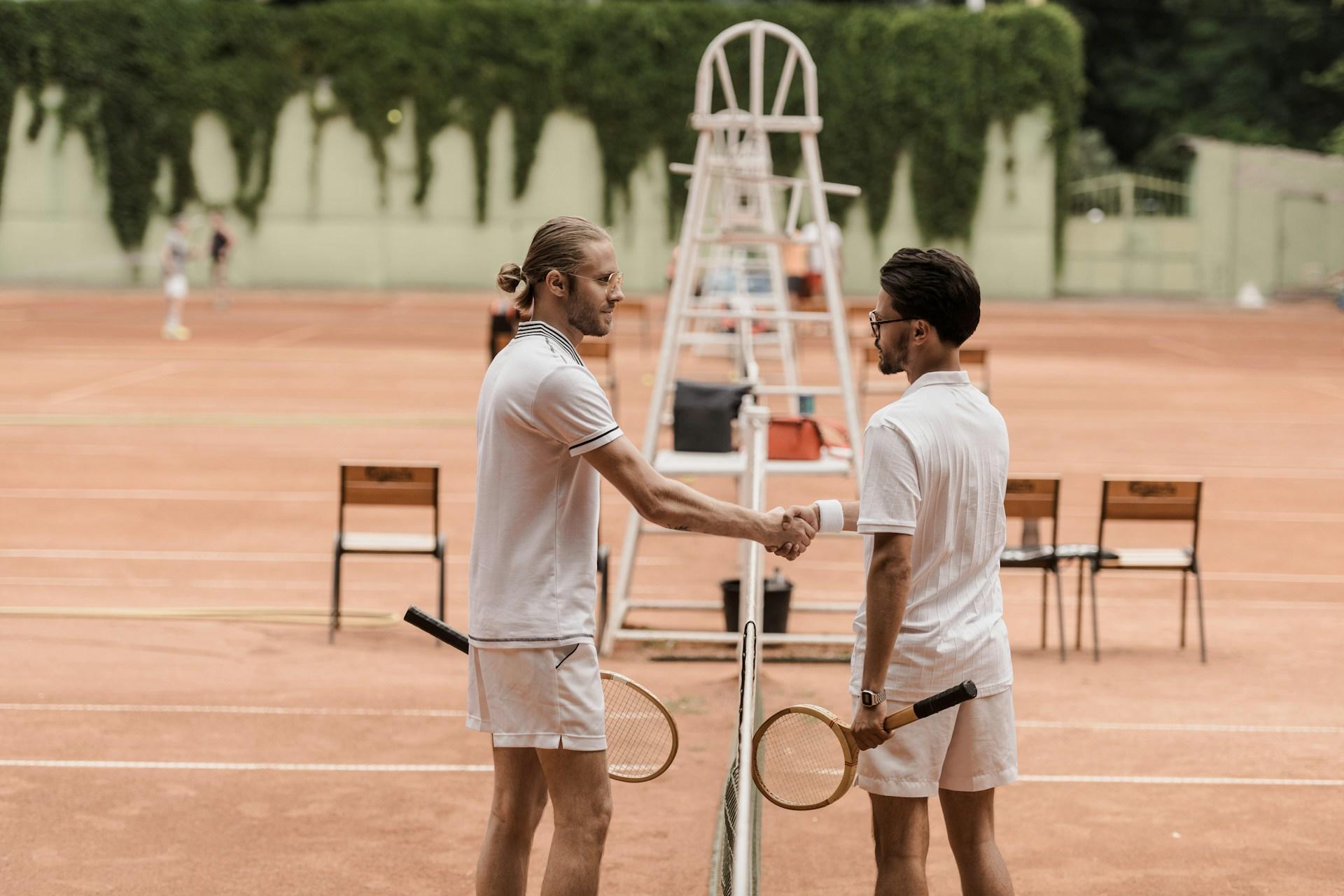 Dos jugadores de tenis saludándose
