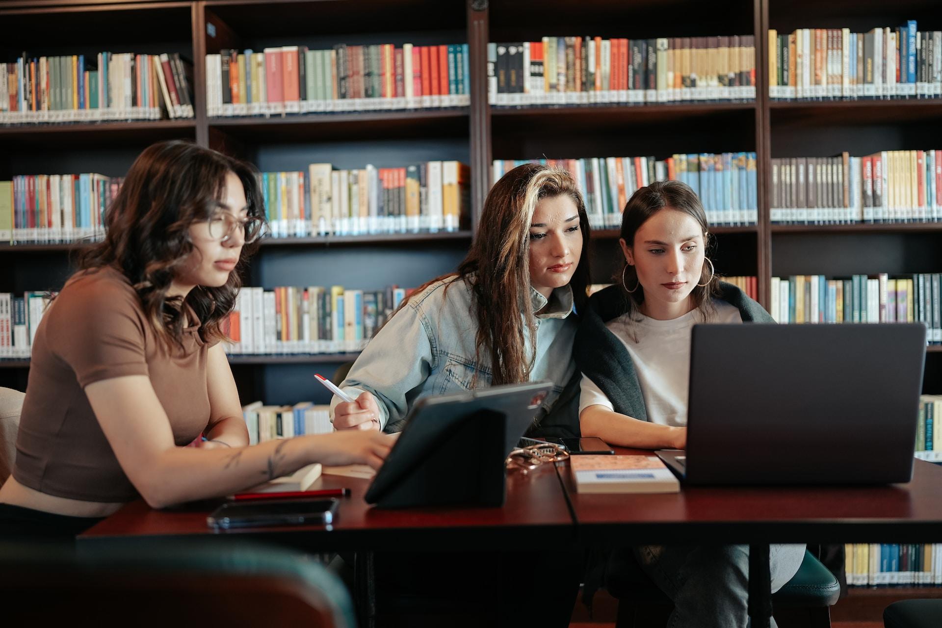 Chicas en la biblioteca.