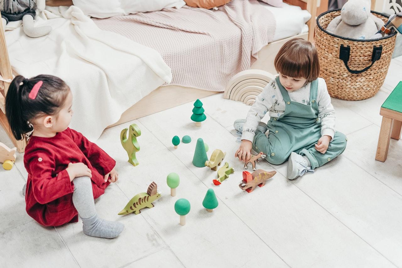 Niños jugando en la habitación.
