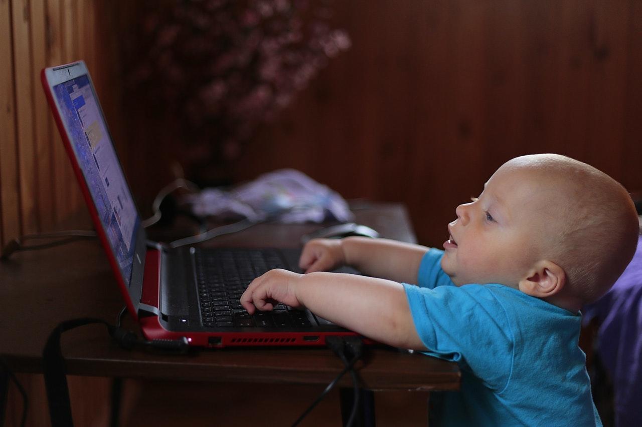 Bebé jugando con un ordenador.
