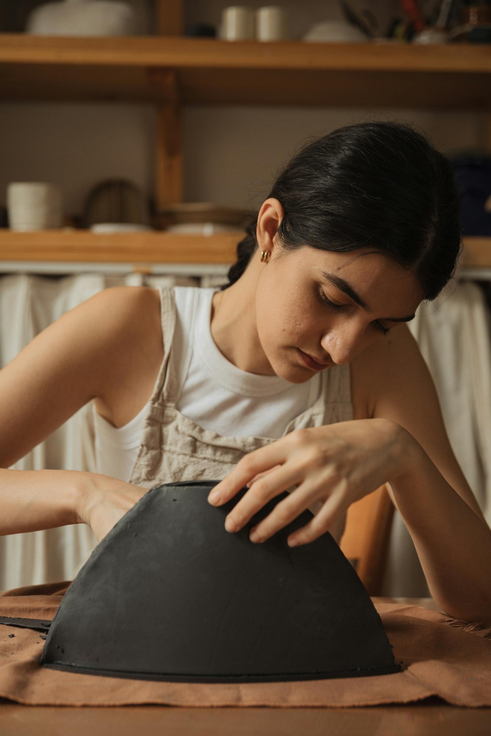 Chica trabajando el barro