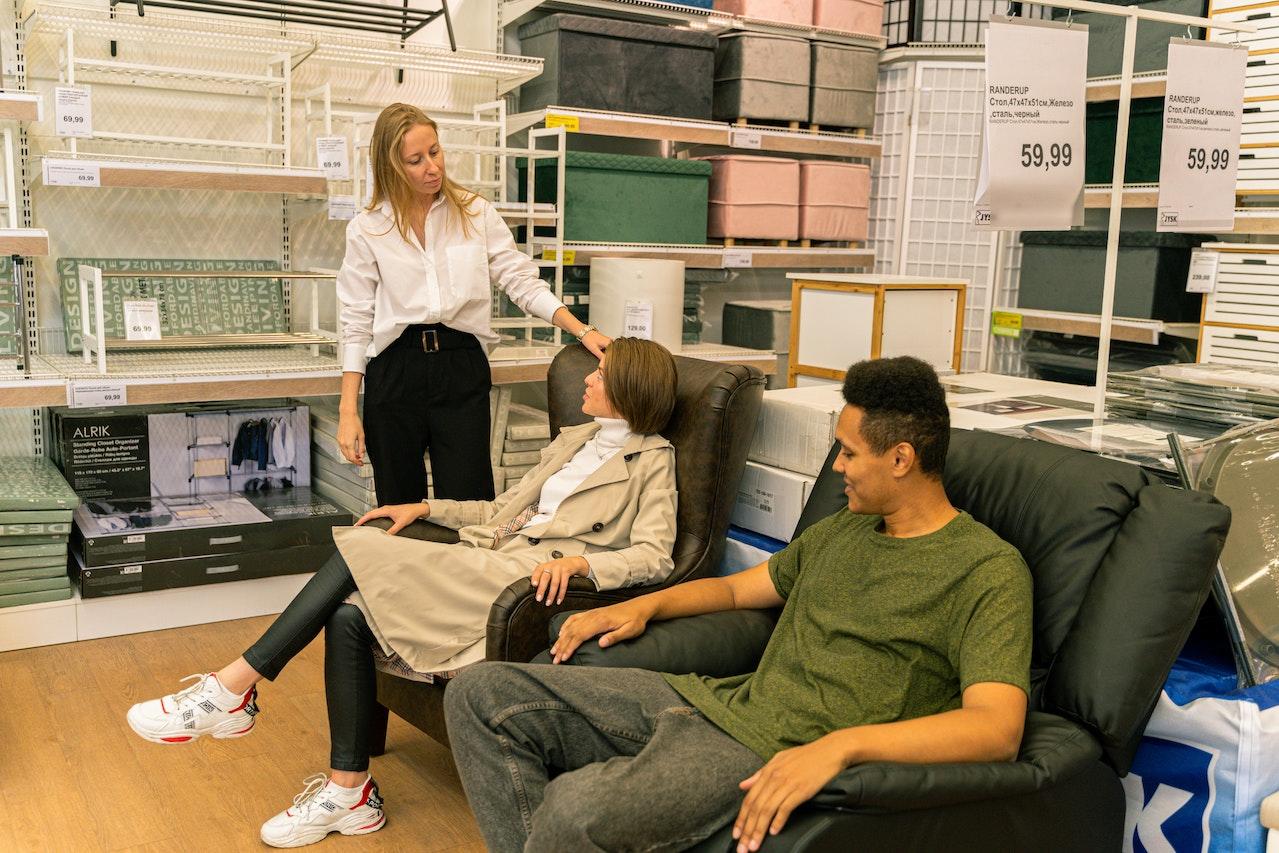 Chica enseñando los productos.