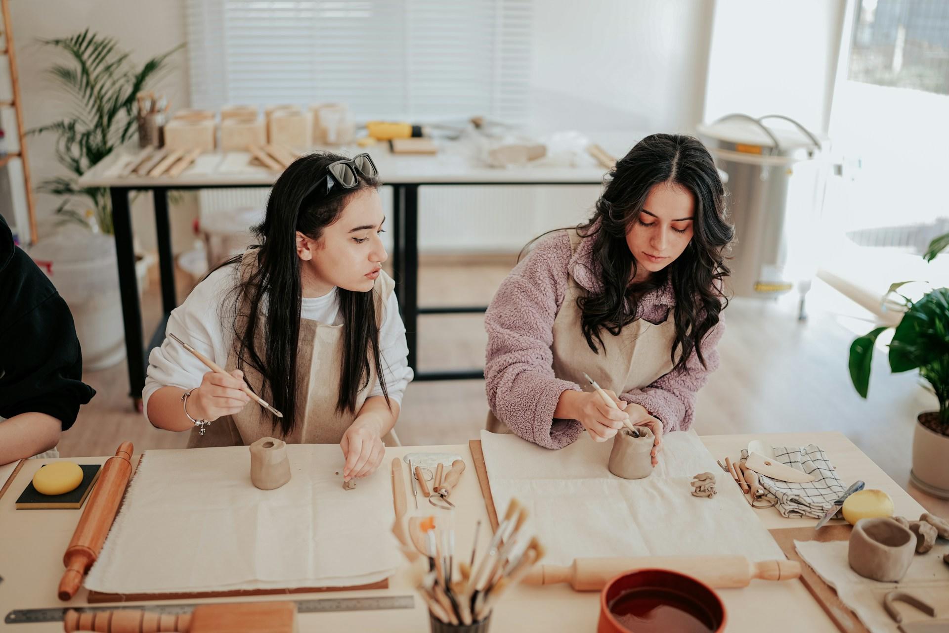 Chicas en clase de cerámica.