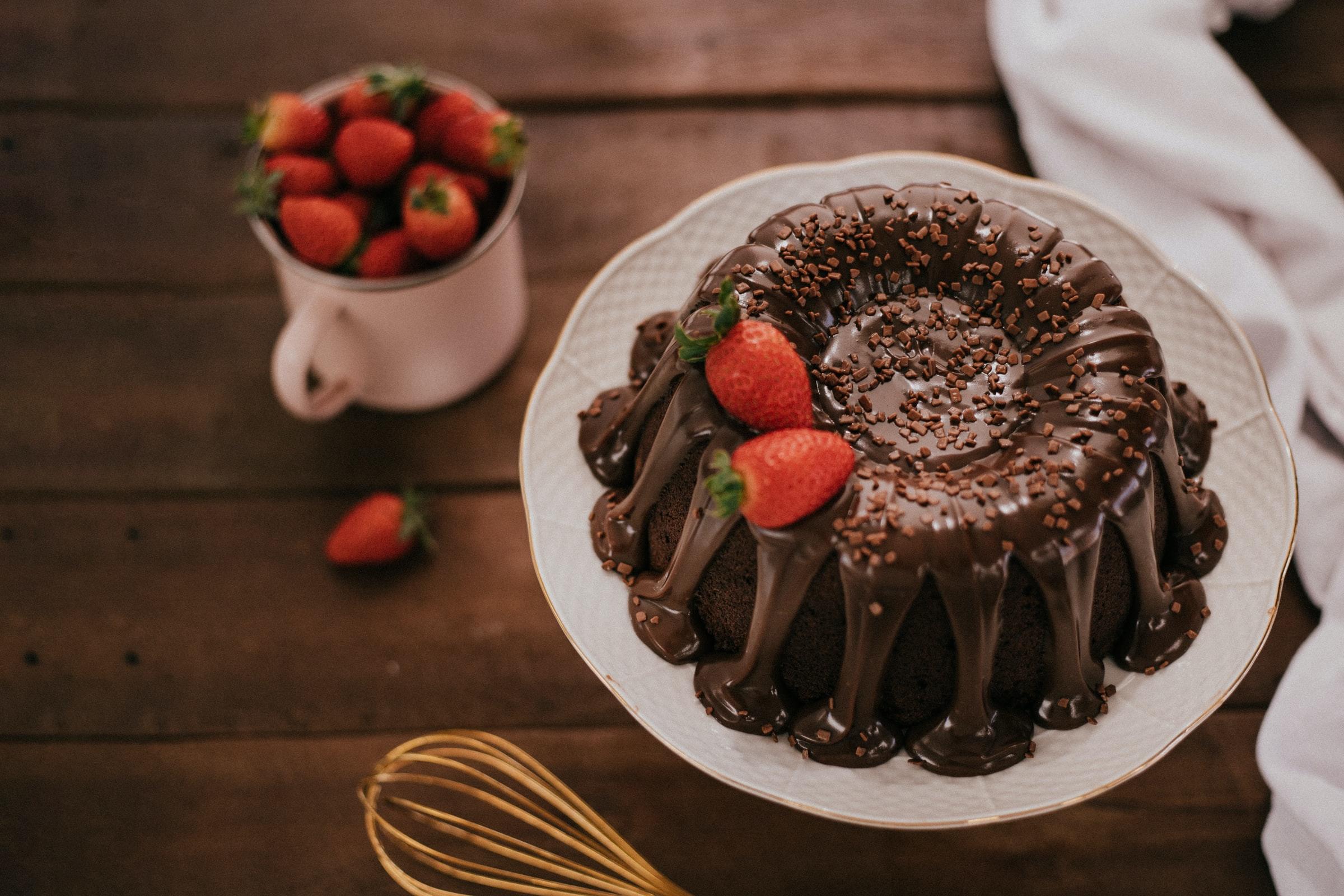 como decorar una tarta de chocolate con fresas