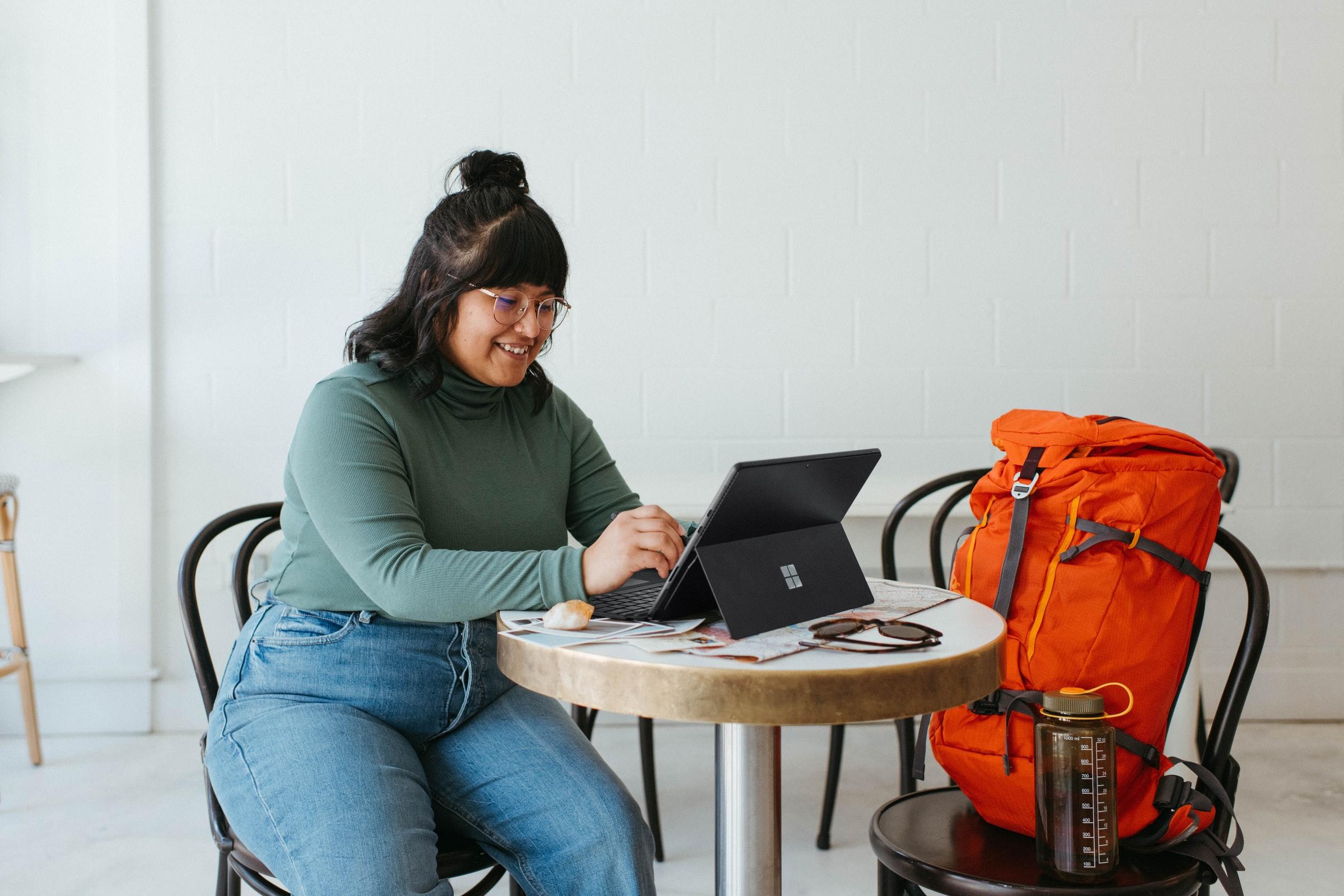 chica trabajando con mochila