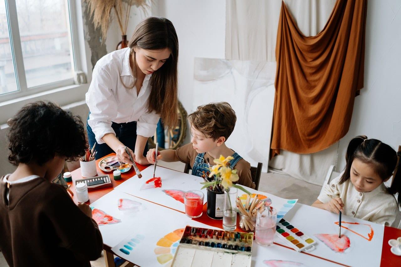 Niños realizando actividades creativas.
