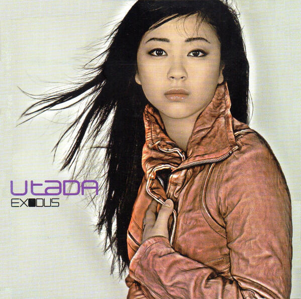 Una joven con el pelo largo mira fijamente a la cámara, vestida con una chaqueta rosa brillante. Texto «Utada Exodus» en la esquina inferior izquierda.