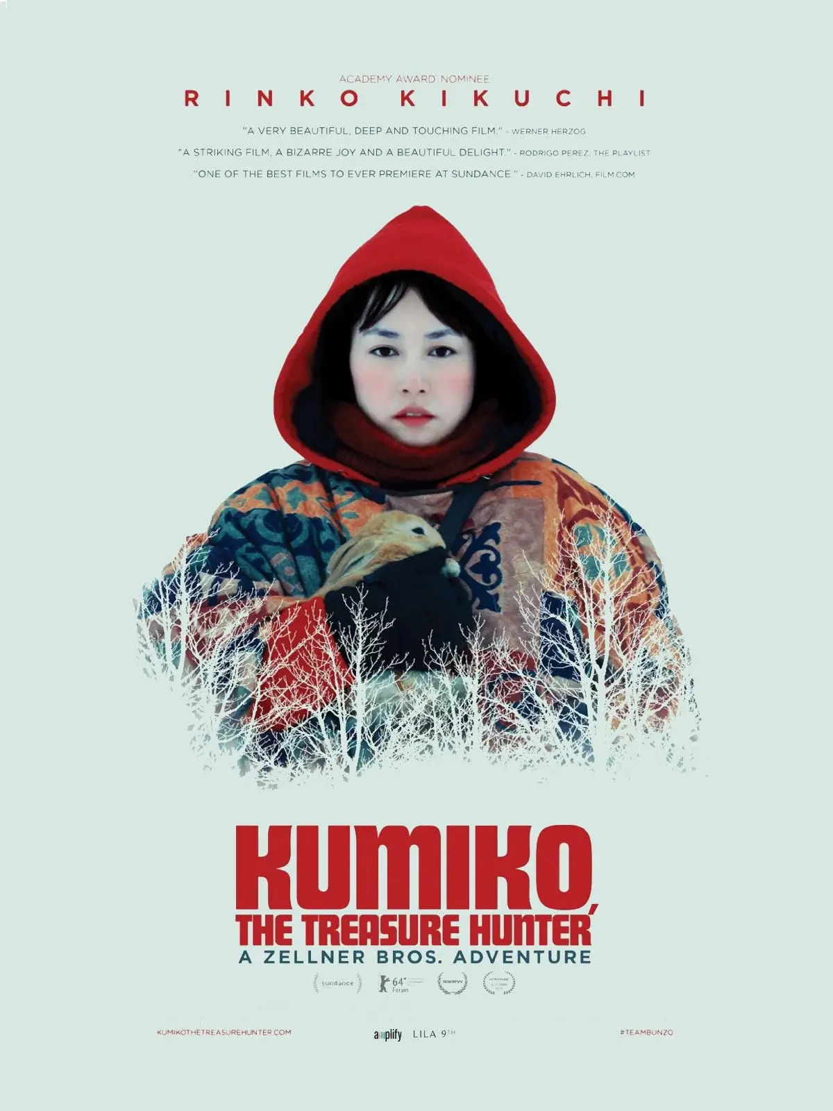 El póster de «Kumiko, la cazadora de tesoros» muestra a una mujer con un abrigo rojo con capucha, sosteniendo un mapa, en medio de un paisaje nevado con siluetas de árboles blancos. Su expresión transmite determinación.