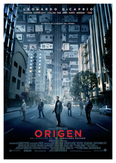 Un grupo de personas se encuentra en una calle de la ciudad rodeada de imponentes edificios que se elevan hacia el cielo, creando una atmósfera surrealista e intensa, con un aire de misterio.