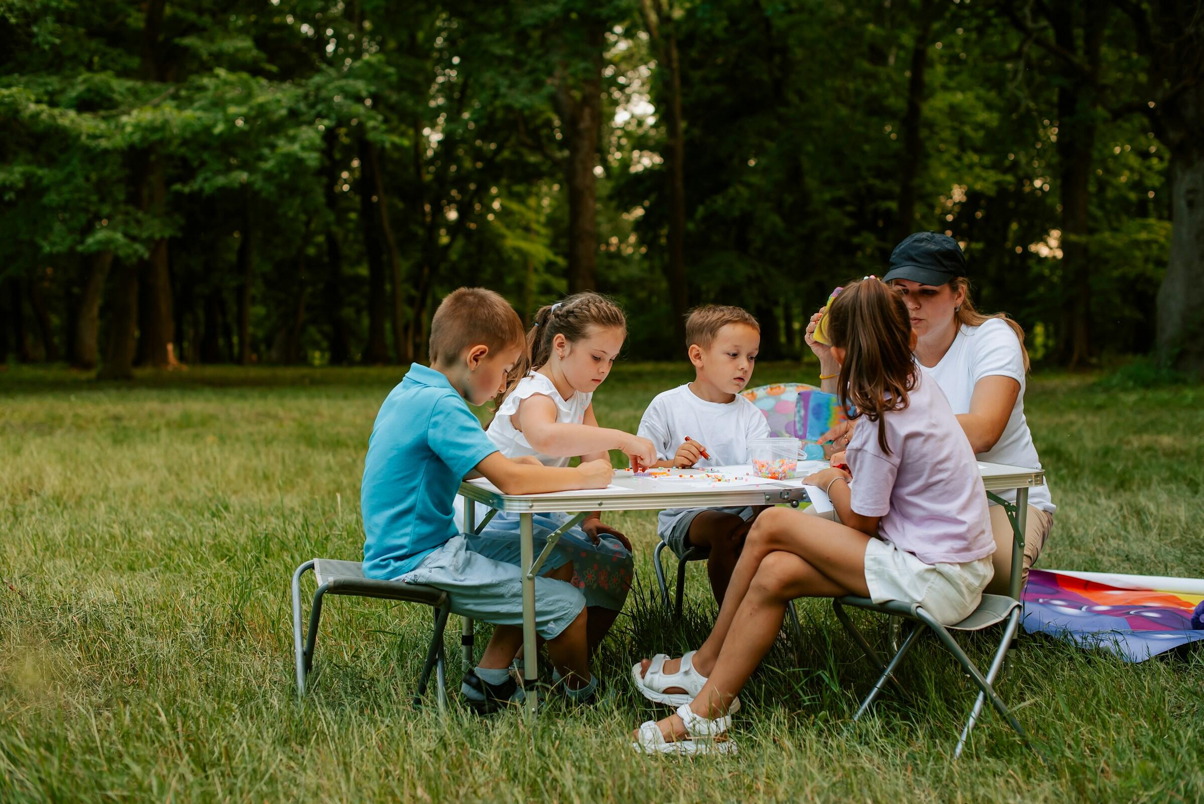 Niños en un campamento de verano.