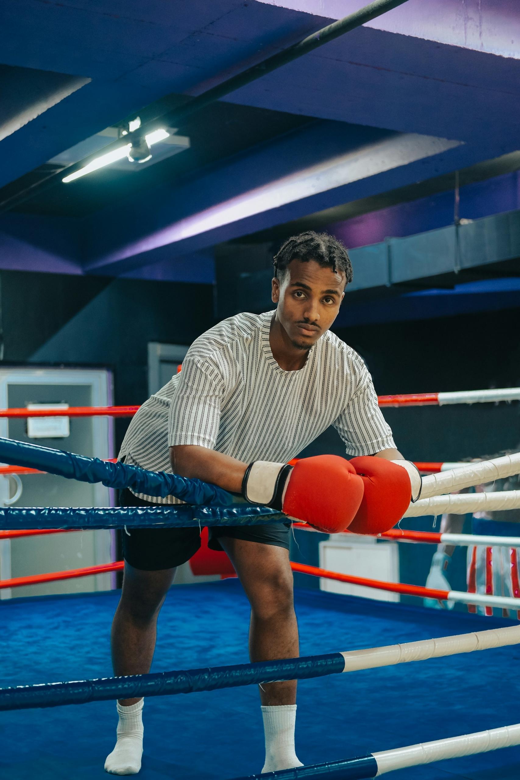 Chico apoyado en las cuerdas del ring.