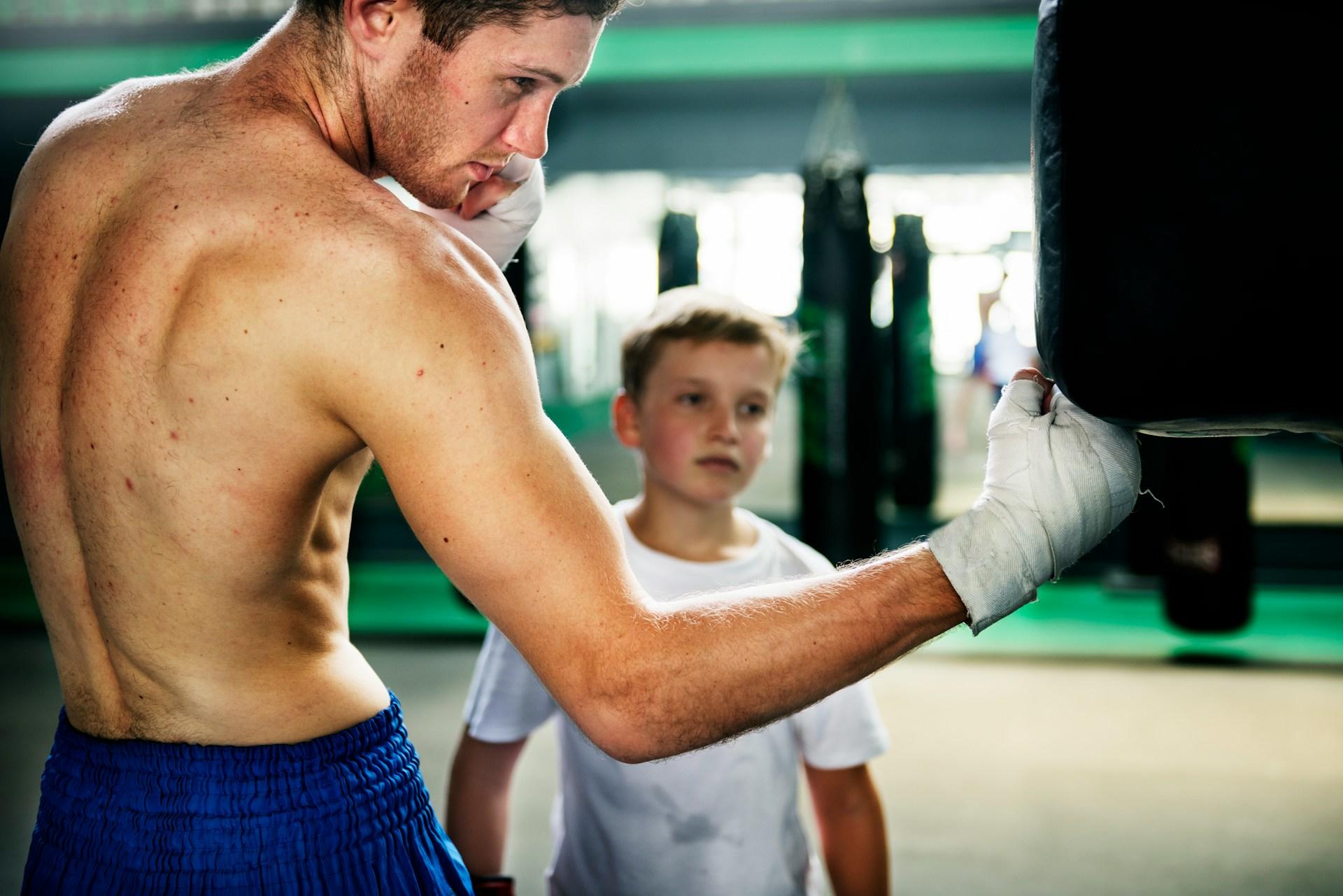 Niño y adulto haciendo boxeo