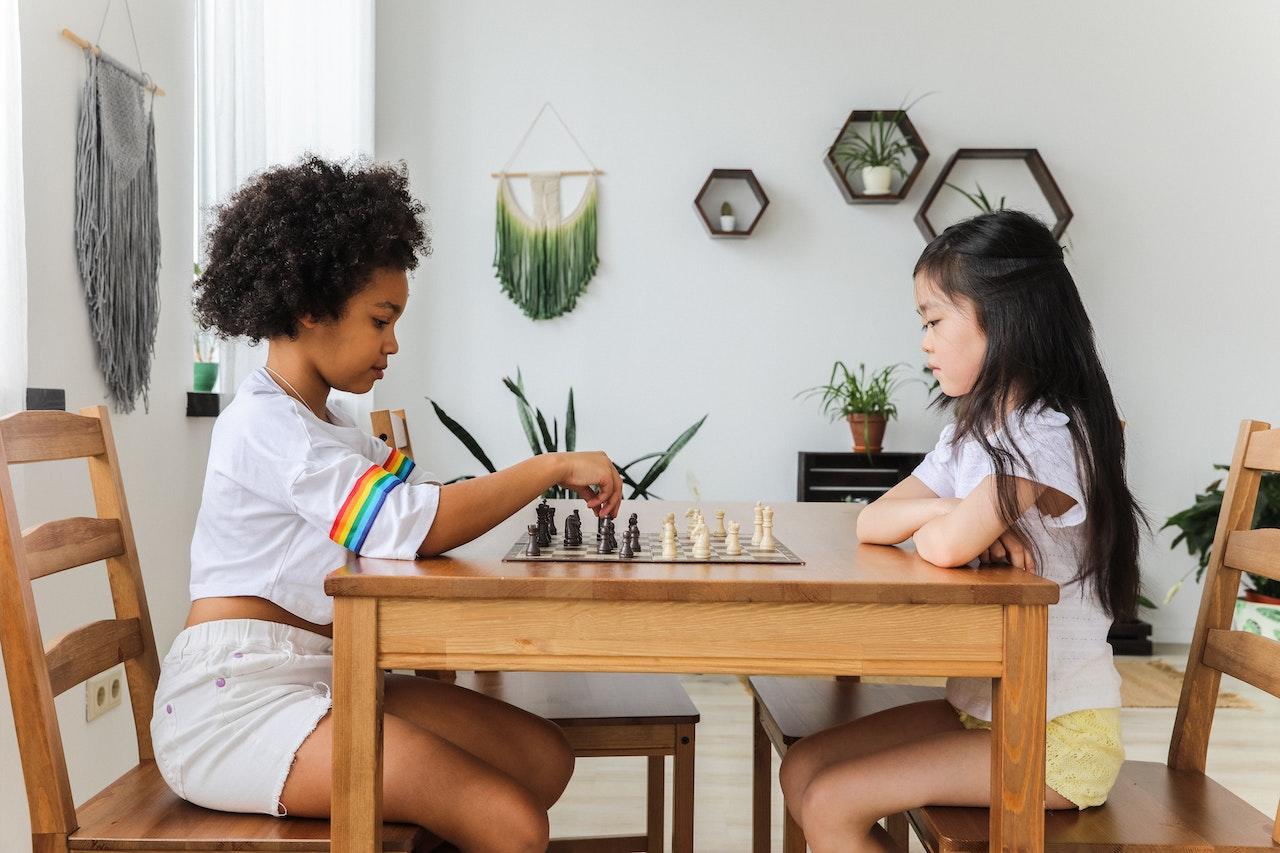 Niñas jugando al ajedrez.