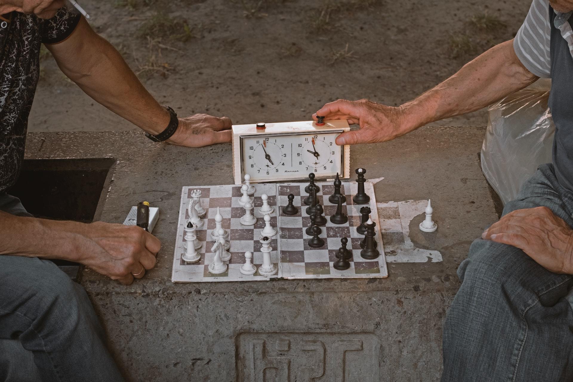 Dos señores jugando al ajedrez.