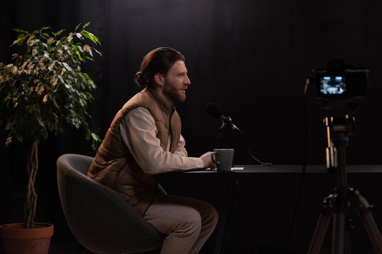 Hombre hablando en la radio.