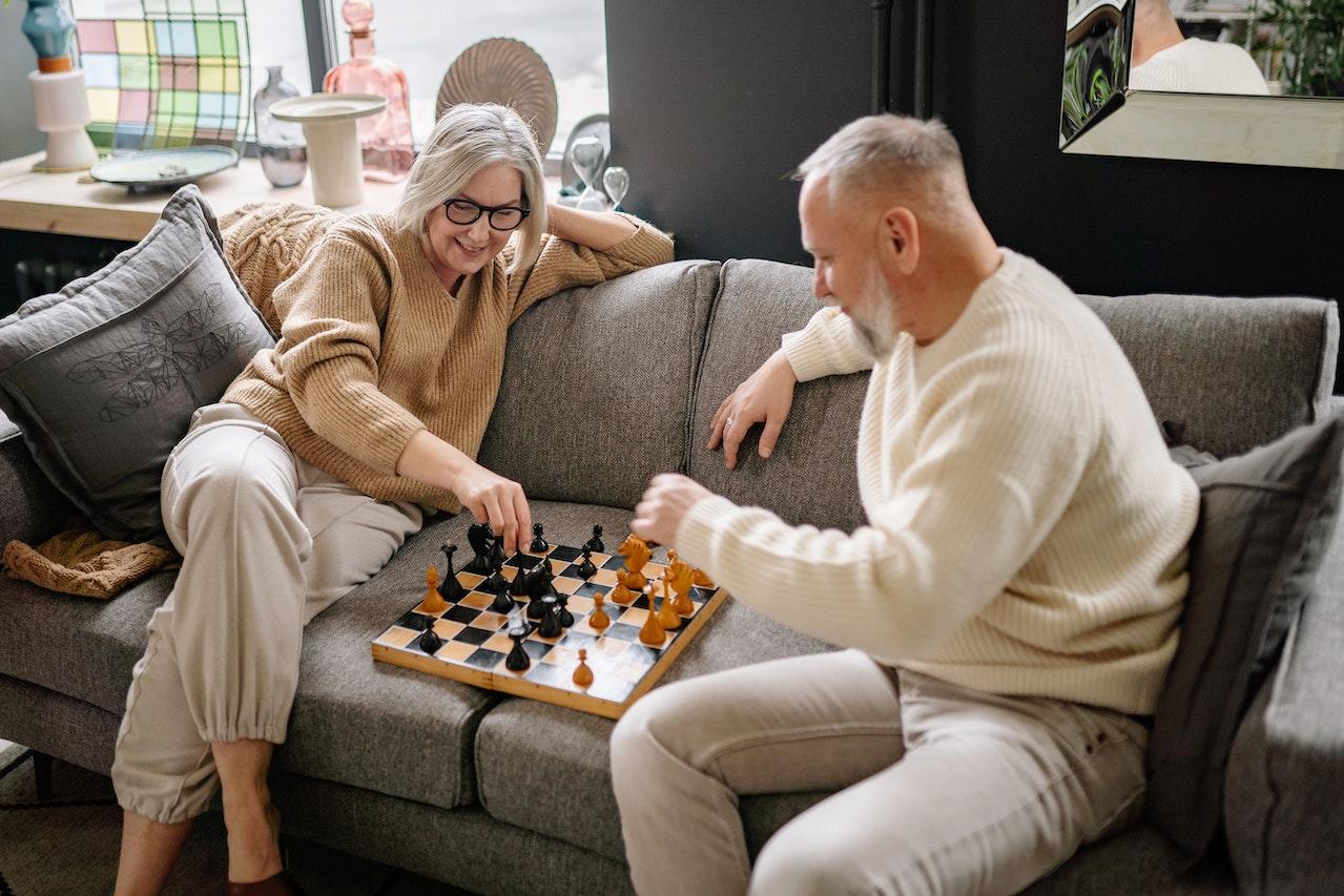 Personas jugando al ajedrez.