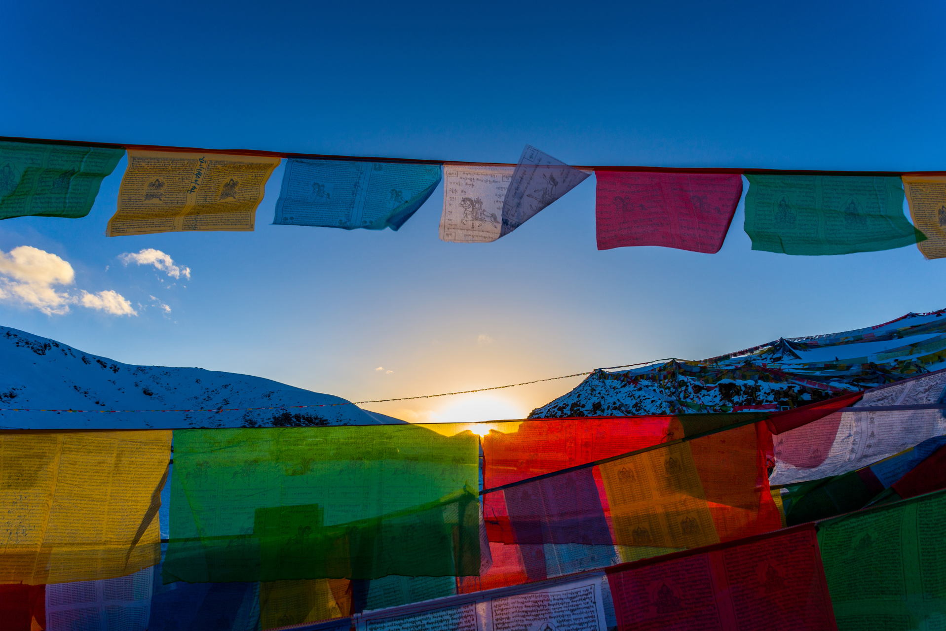 Paisaje tibetano, Tíbet, China con banderines de colores y el sol naciente