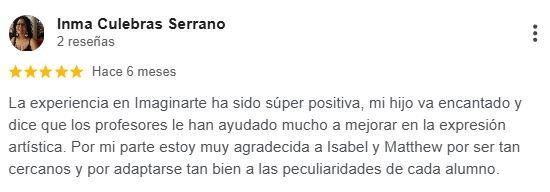 Captura de pantalla de una reseña de usuario con cinco estrellas. El autor elogia «Imaginarte» por mejorar la expresión artística de su hijo y valora la capacidad de adaptación de los profesores.