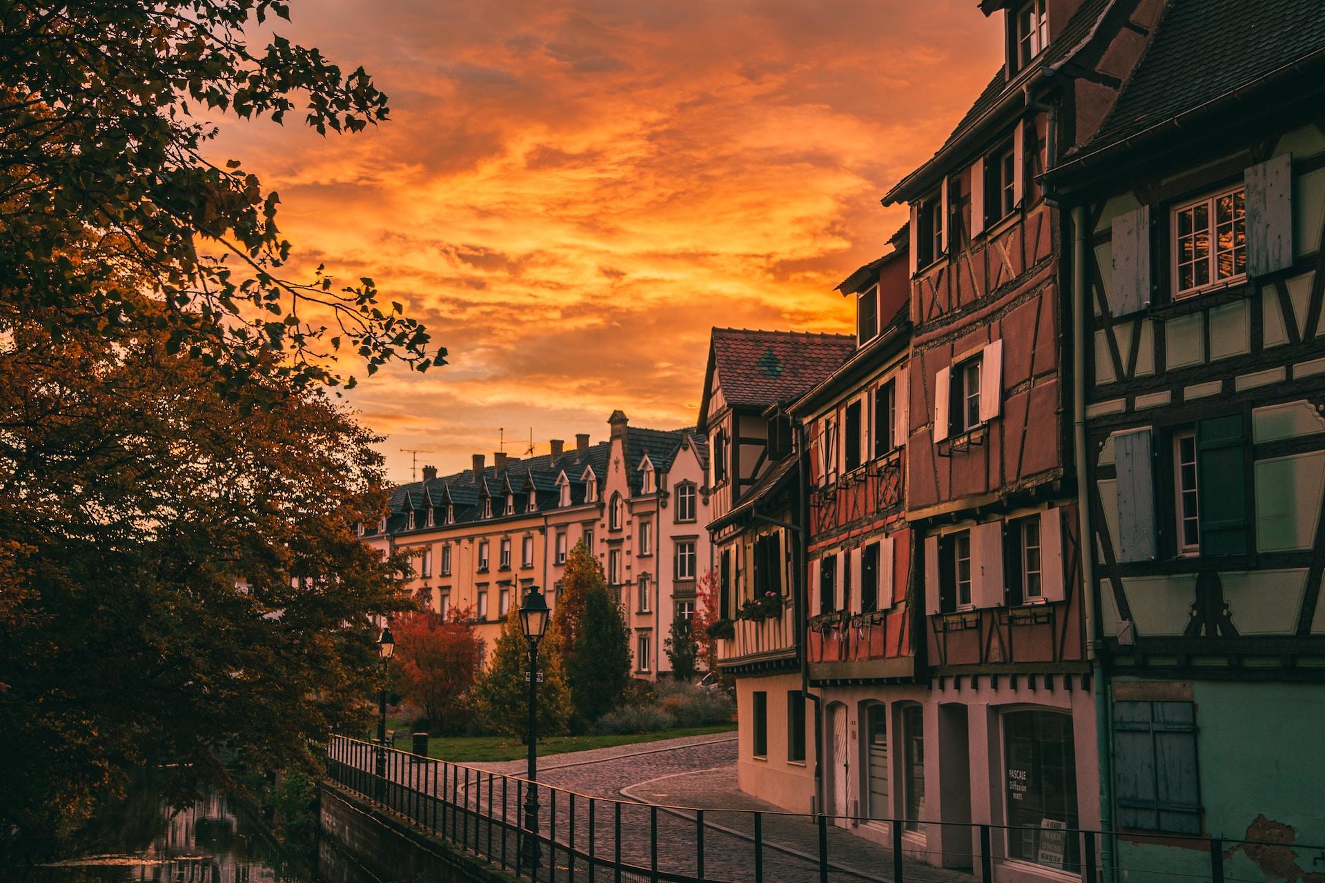 rincon de la ciudad de colmar en francia con atardecer