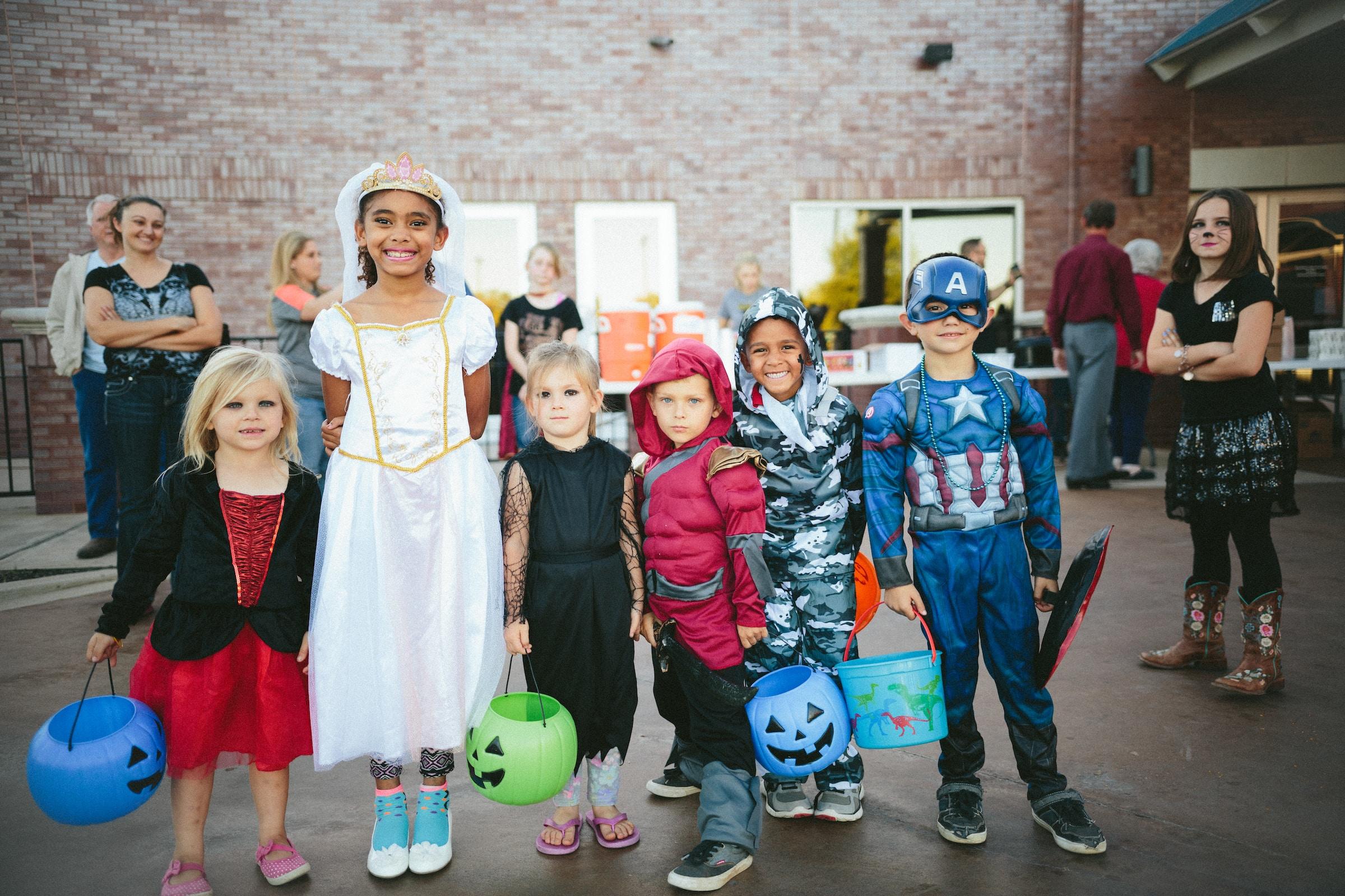 Niños disfrazados para Halloween.